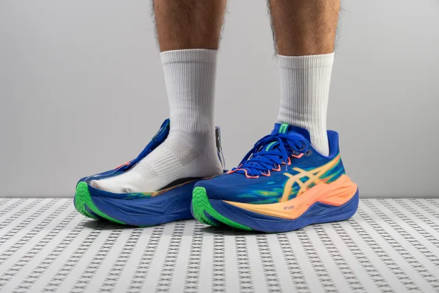 Asics Superblast 3 löparsko i sidovy