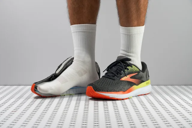 Brooks Ghost 16 i grått med blå detaljer, sidovy